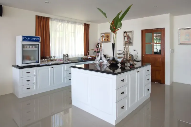 ห้องครัวของคอนโดมิเนียม ในราไวย์
