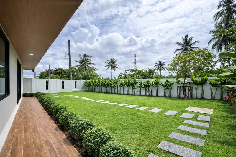 Corner house with a large green plot in Paklok area, Phuket