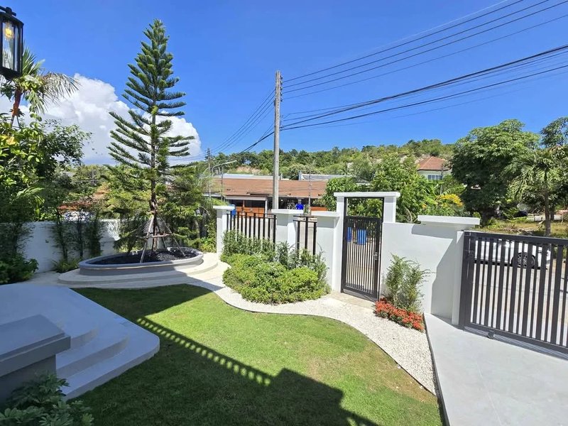 บ้านสองชั้นพร้อมสวนกว้างขวางบริเวณเกาะแก้วจังหวัดภูเก็ต