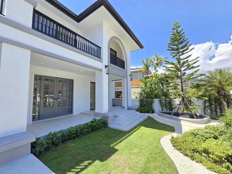 บ้านสองชั้นพร้อมสวนกว้างขวางบริเวณเกาะแก้วจังหวัดภูเก็ต