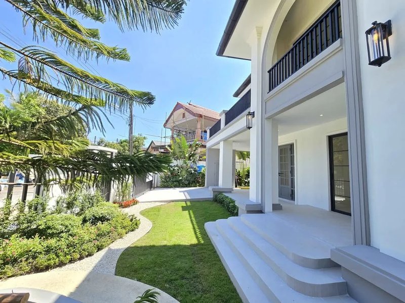 บ้านสองชั้นพร้อมสวนกว้างขวางบริเวณเกาะแก้วจังหวัดภูเก็ต