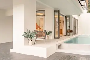 สระว่ายน้ำของคอนโดมิเนียม ในศรีซันตัน