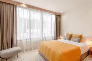 สระว่ายน้ำของคอนโดมิเนียม ในศรีซันตัน
