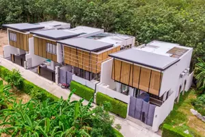 สระว่ายน้ำของคอนโดมิเนียม ในศรีซันตัน