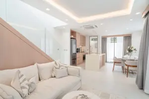 สระว่ายน้ำของคอนโดมิเนียม ในศรีซันตัน