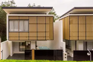 สระว่ายน้ำของคอนโดมิเนียม ในศรีซันตัน