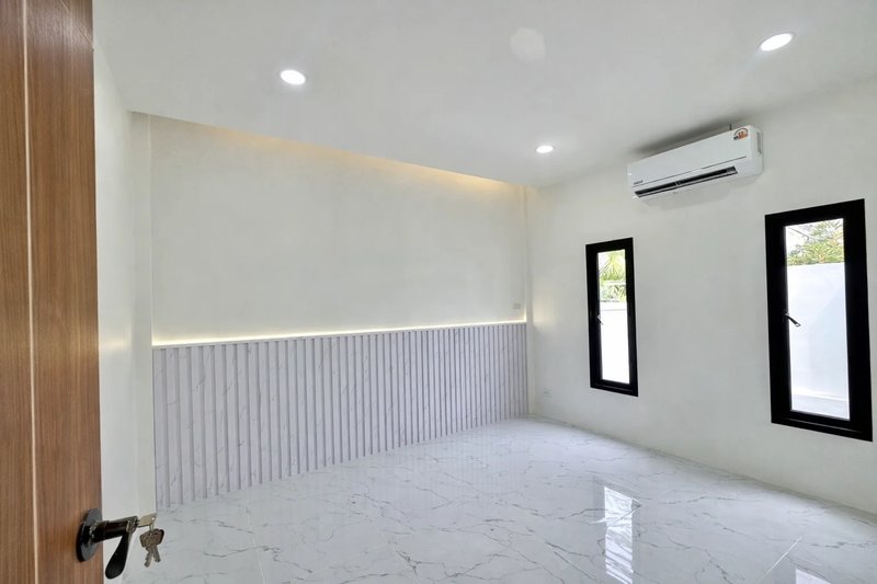 Corner house with a large green plot in Paklok area, Phuket