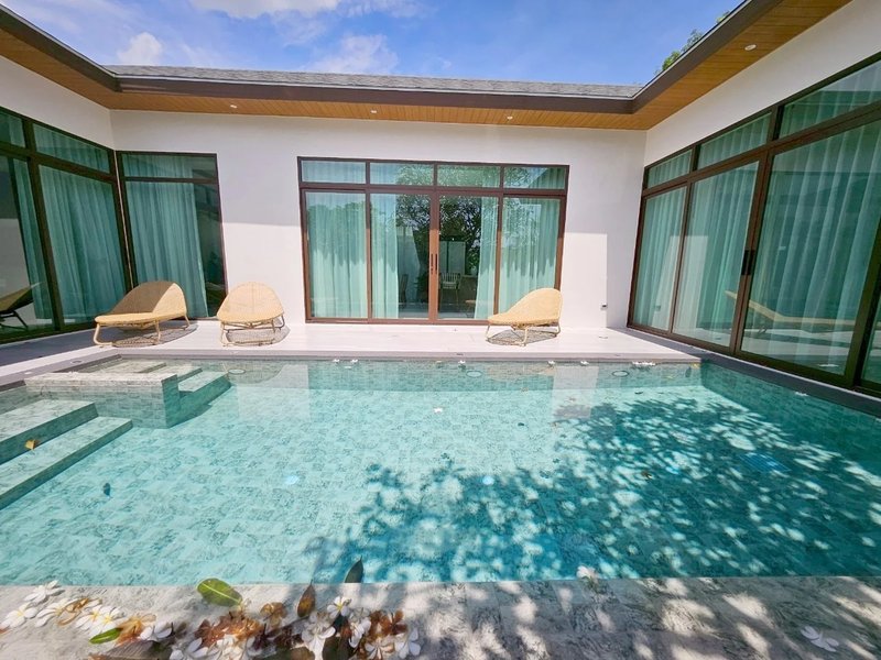 วิลล่า 2 ห้องนอนพร้อมสระว่ายน้ำส่วนตัวใกล้หาดในยางภูเก็ตที่ภูวิสต้า 3 ในยางคอมเพล็กซ์